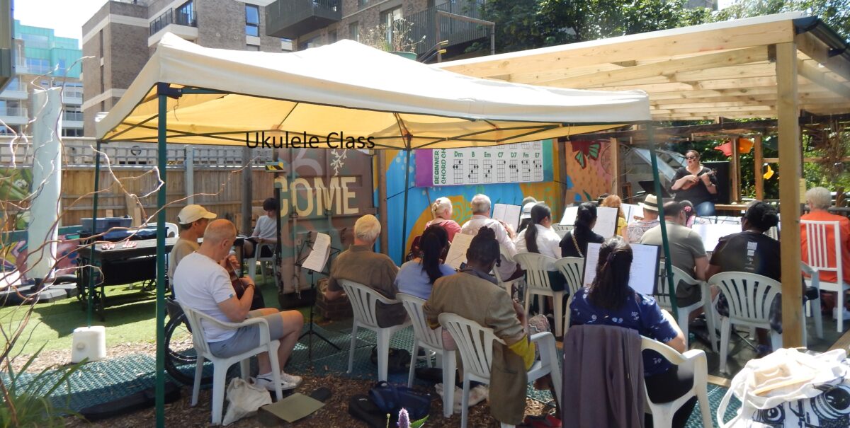 an image of people playing the Ukelele